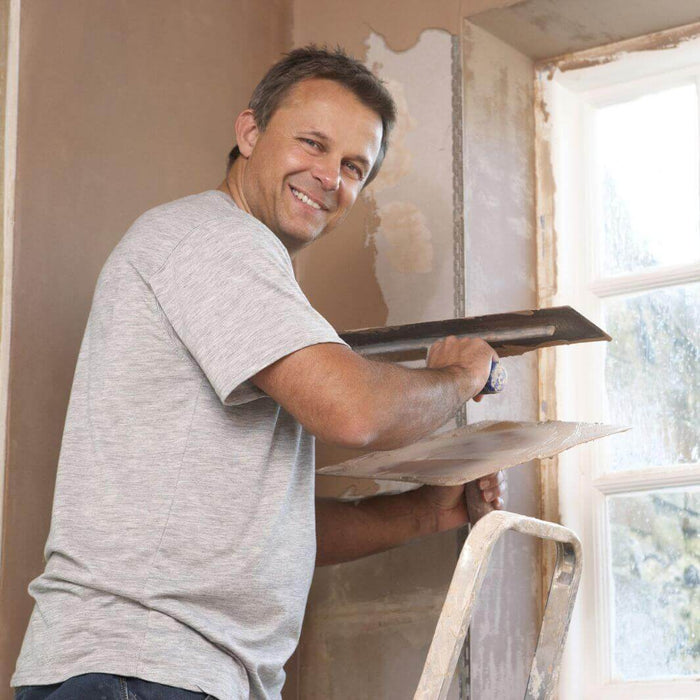 WADE BUILDING SUPPLIES | PLASTERER ADDING PLASTER TO A CORNER WITH ANGLE BEADS SHOWING