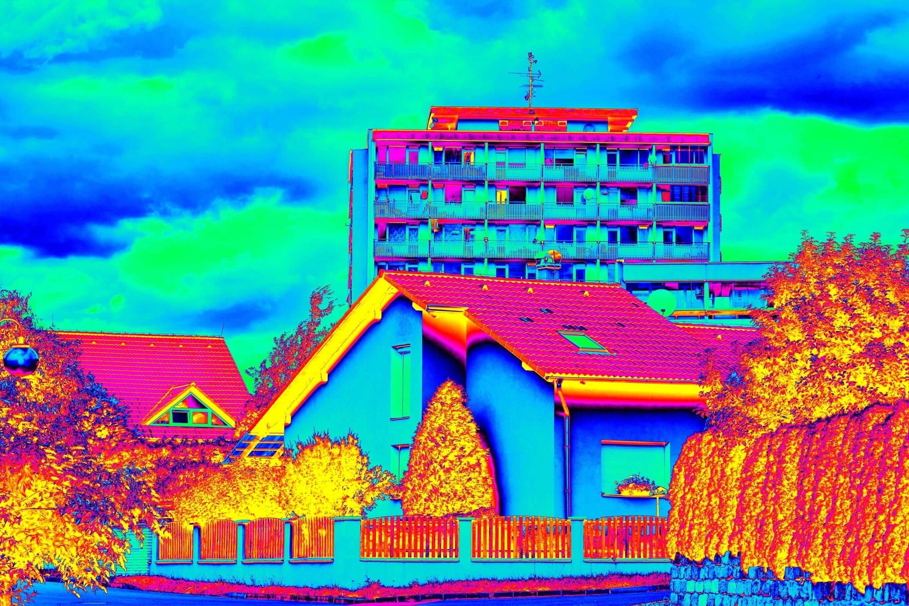WADE BUILDING SUPPLIES | THERMAL IMAGE SHOWS HEAT LOSS IN RESIDENTIAL PROPERTY DEMONSTRATING IMPORTANCE OF ROCK WOOL INSULATION  