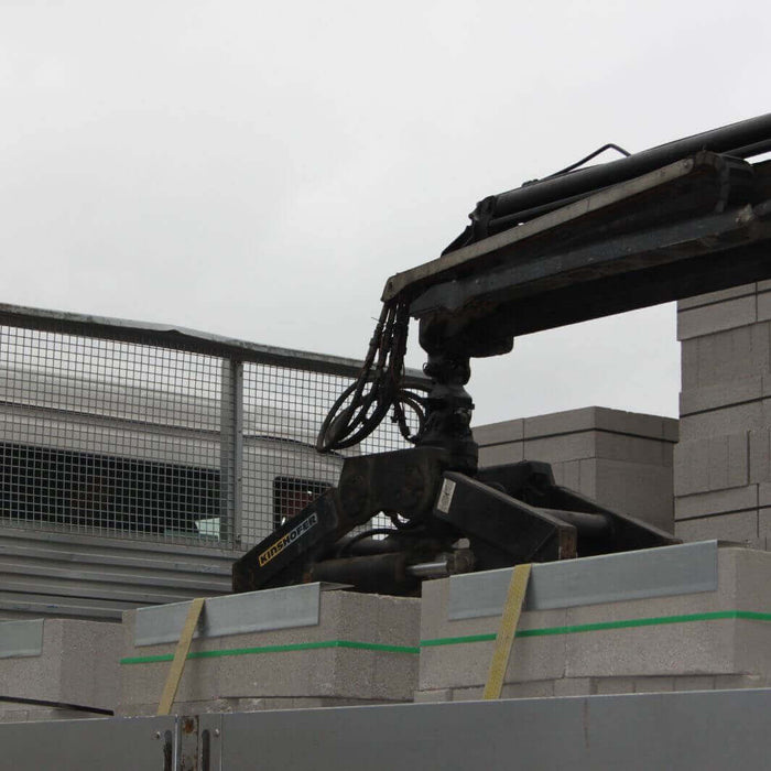 WADE BUILDING SUPPLIES | HIAB DELIVERY VEHICLE USED TO DELIVER BRICKS AND BLOCKS WITH CRANE